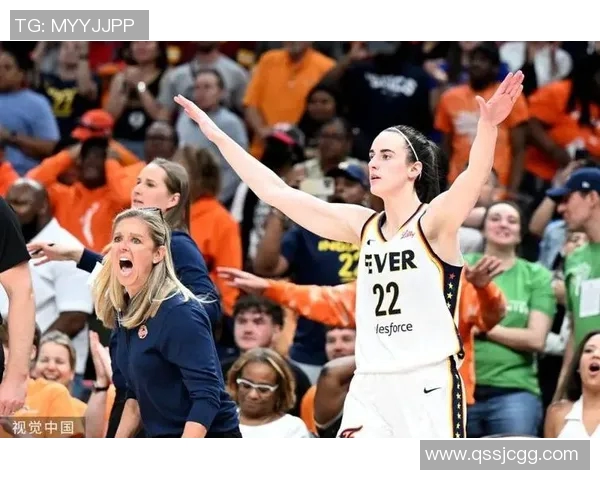 美国女篮获得国际篮坛巅峰,捧起世界杯冠军奖杯